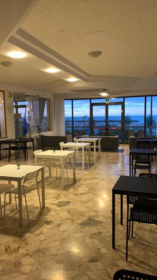 Hotel Tritone Rimini Exterior photo