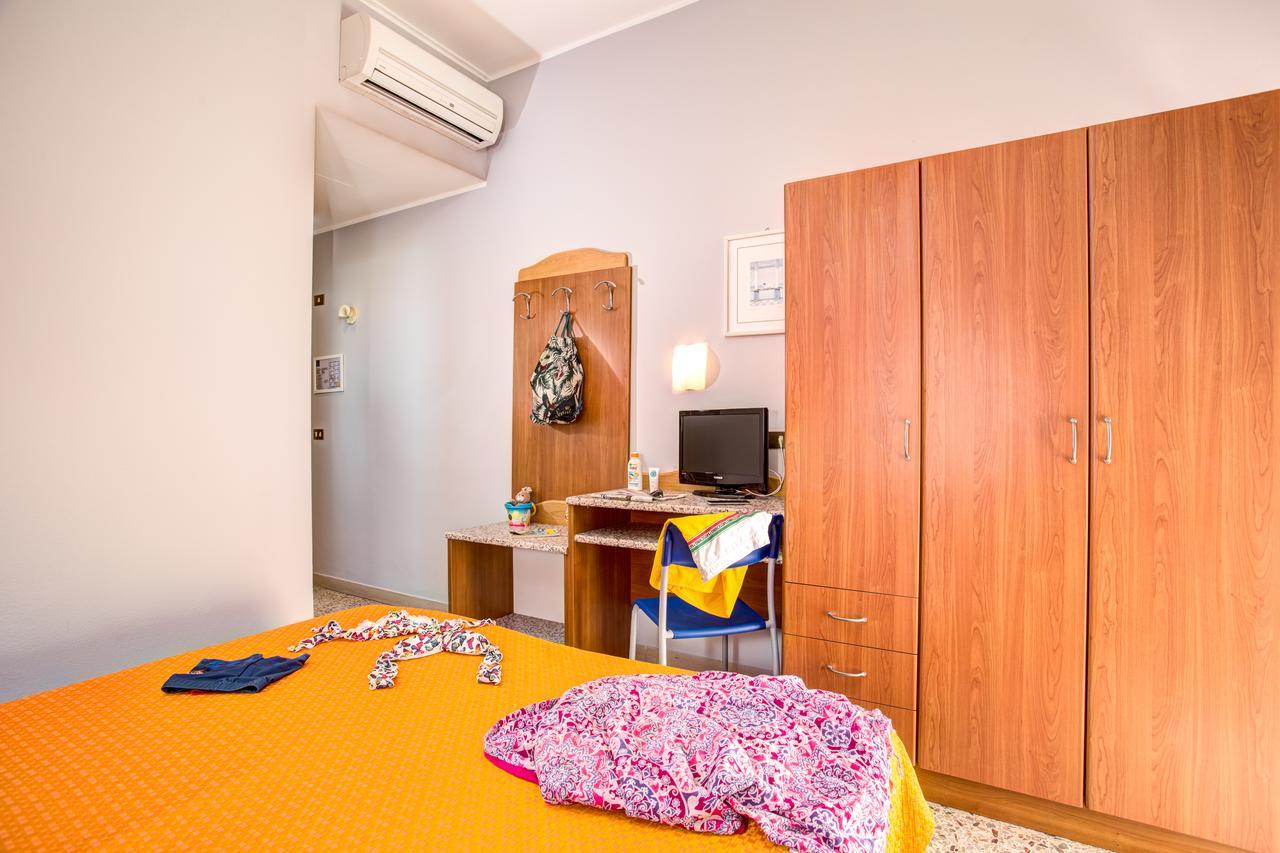 Hotel Tritone Rimini Exterior photo
