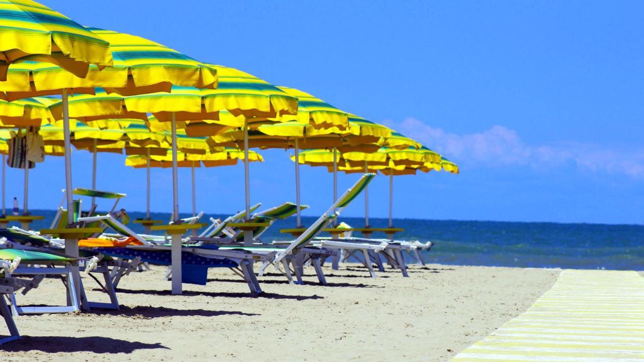 Hotel Tritone Rimini Exterior photo