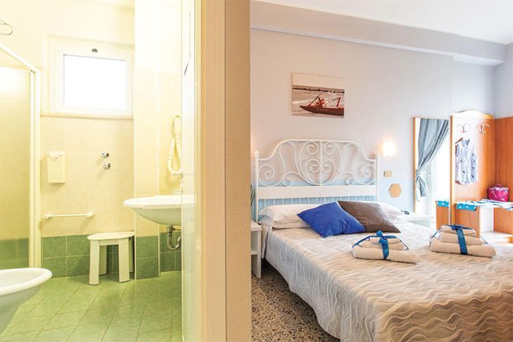 Hotel Tritone Rimini Exterior photo