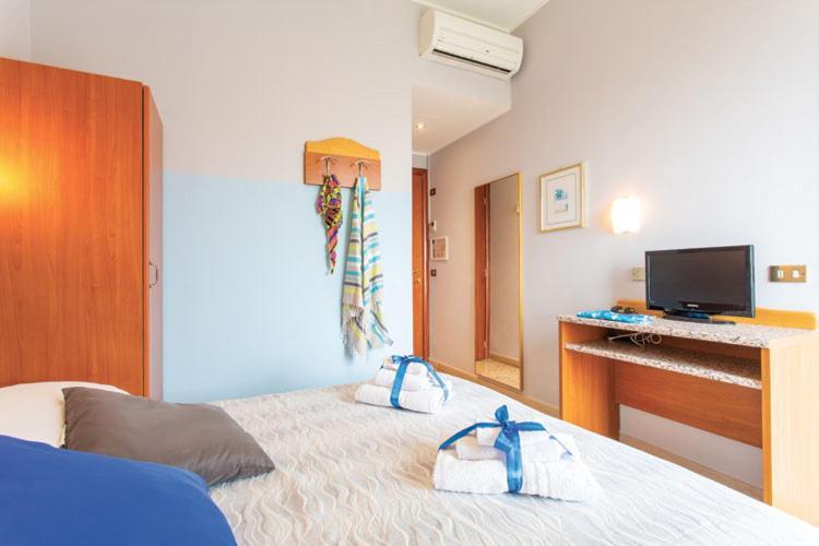 Hotel Tritone Rimini Exterior photo